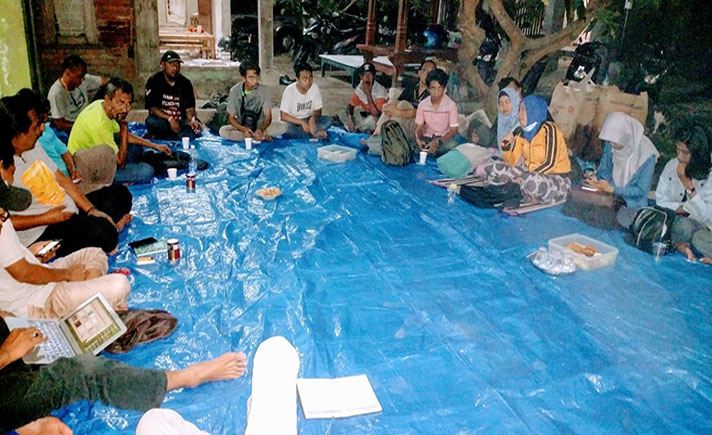 Para Relawan Berdiskusi