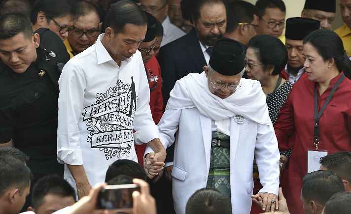 Jokowi - Maruf Amin Bergandengan Tangan