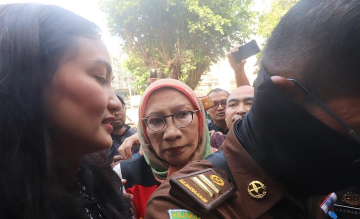 Ratna Sarumpaet Acungkan Jempol Telunjuk di Ruang Sidang