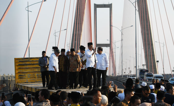 Jokowi di Suramadu