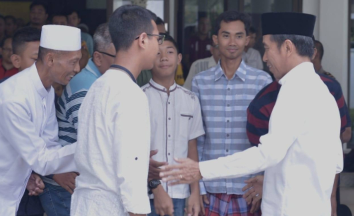 Jokowi salat Jumat