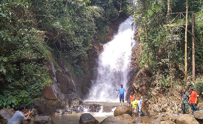 Wisata Air Terjun Di Tengah Hutan Pinus Di Batang Jawa