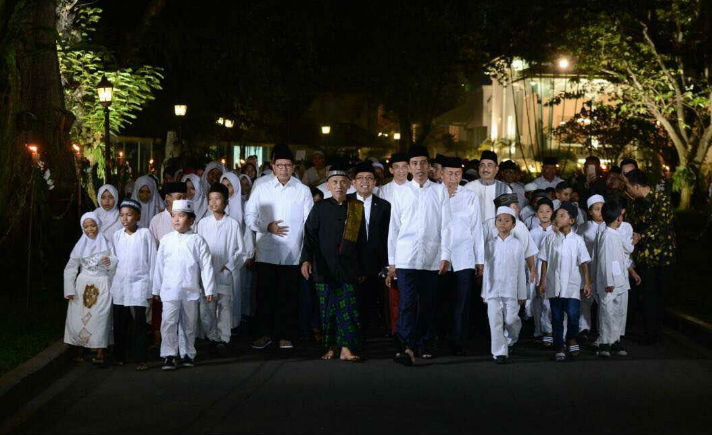 Jokowi dan Sarung