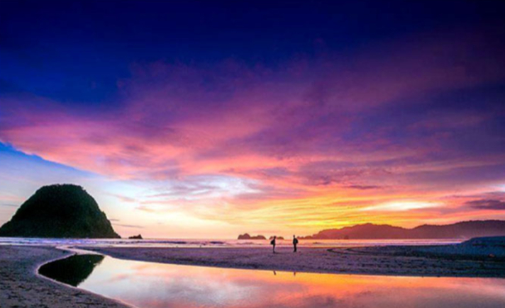 Pantai Pulau Merah Banyuwangi