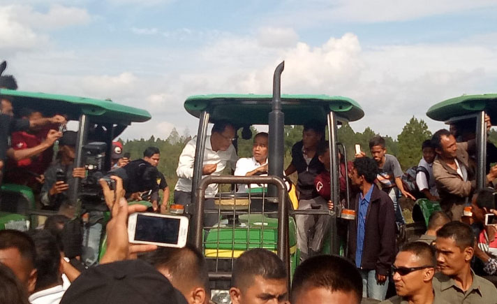Jokowi Naik Traktor