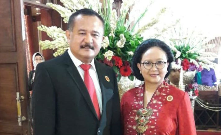 Retno Marsudi dan Suami