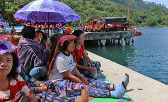 Menunggu di Dermaga Pelabuhan