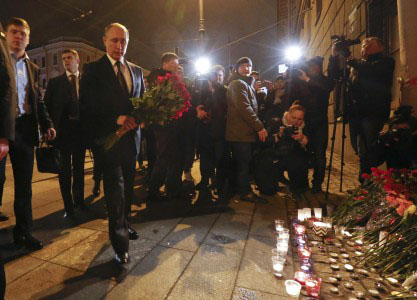 Presiden Rusia Letakkan Karangan Bunga
