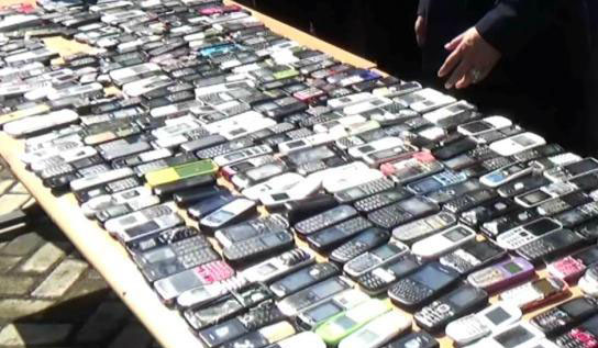 Ratusan ponsel dibakar