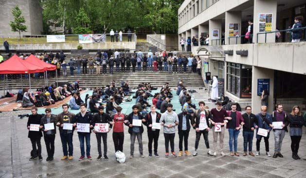Barikade mahasiswa non muslim