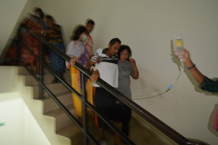 Bau Belerang Dari Tanah Retak Akibat Gempa