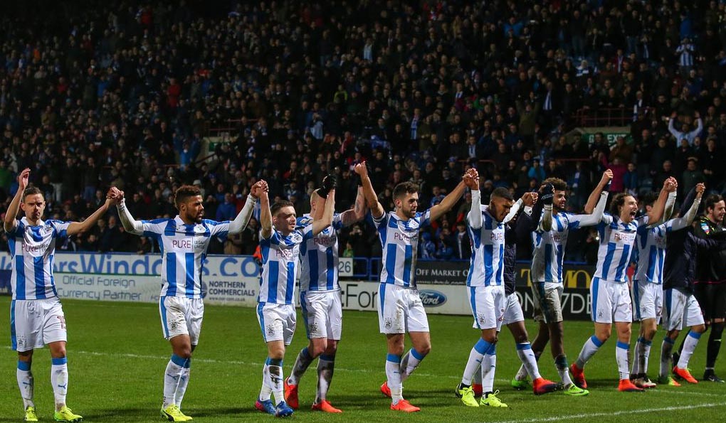 Huddersfield Town merayakan kemenangan