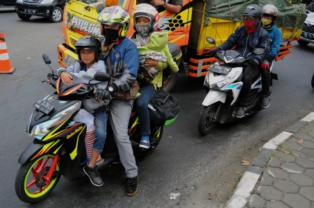 Mereka Pulang Lewat Jalan Arteri Karawang