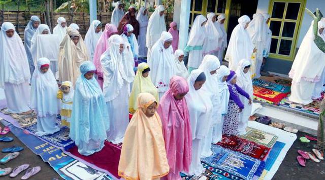 Ratusan Penganut Islam Aboge Shalat Idul Fitri