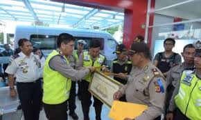 Berita polisi-bantu-ibu-melahirkan-diberi-penghargaan-1