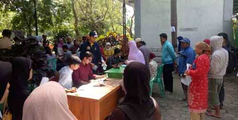 Masyarakat Berpenghasilan Rendah Terima KPM