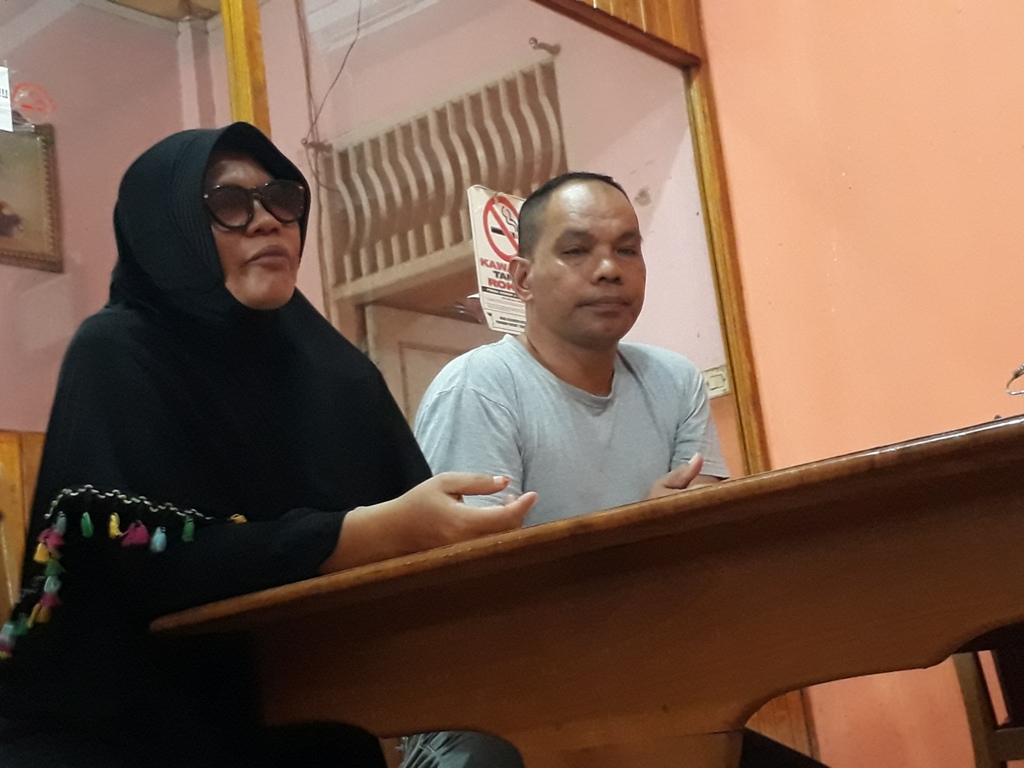 Ibunda Aknes Yuriko, Cucu Yuningsih (kiri) saat menceritakan kronologis meninggalnya aknes kepada tagar.id di rumah kediamannya di Palu, Sulteng.
