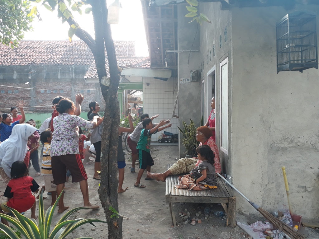 Tradisi 'Sawer Ngubur Bali' di salah satu kampung kecil di Kabupaten Cirebon.