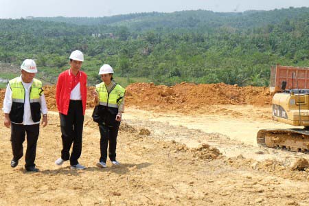 Jokowi di Tol Pekanbaru-Dumai