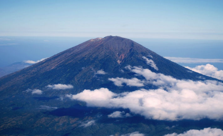 Aktivitas Gunung Agung tetap berpotensi meletus.