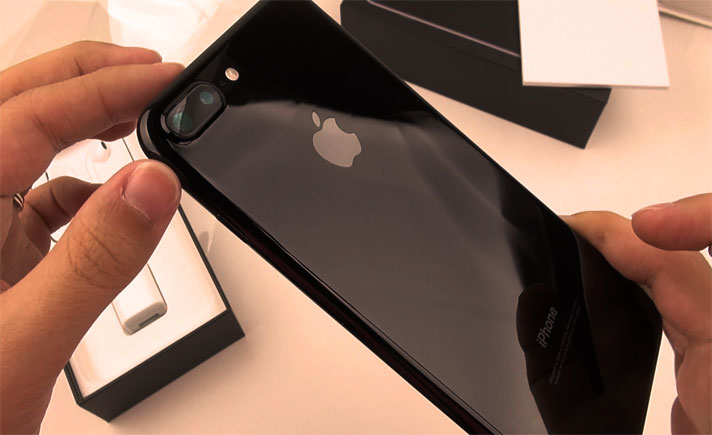 Iphone Jet Black menyita perhatian konsumen, sebab, tidak hanya mempunyai aksen warna hitam piano, IPhone 7 edisi Jet Black, dibalut dengan material gloss yang mengkilap.