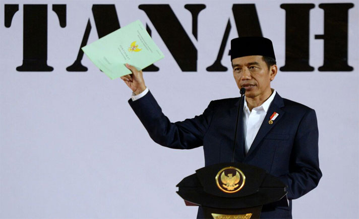 Presiden Joko Widodo bagi sertifikat tanah di Banjarmasin