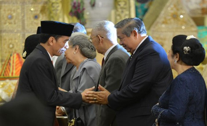 Presiden Joko Widodo bersalaman dengan SBY