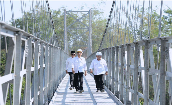 Presiden resmikan jembatan gantung