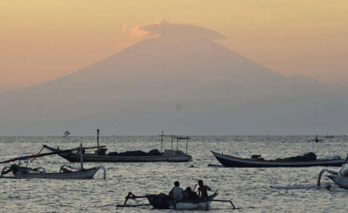 Gunung Agung dan 'Letusan' Medsos Diminta Jangan Lebay  Tagar