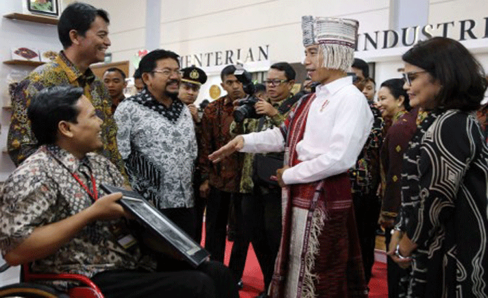 Ketika Kakek-Nenek Rebutkan Sepeda Presiden  Tagar