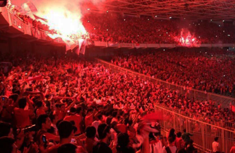 Insiden Petasan di stadion Patriot, Bekasi, menewaskan seorang suporter Indonesia, Catur Juliantono