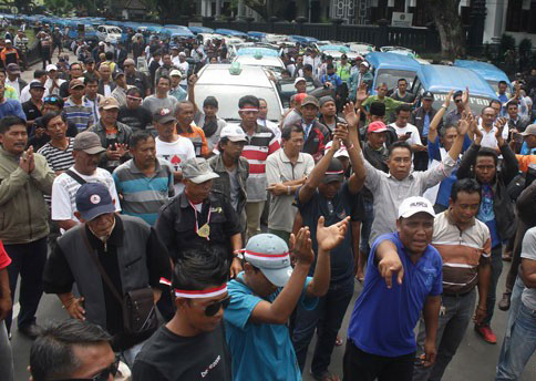 Supir angkot di Purwokerto Aksi Mogok