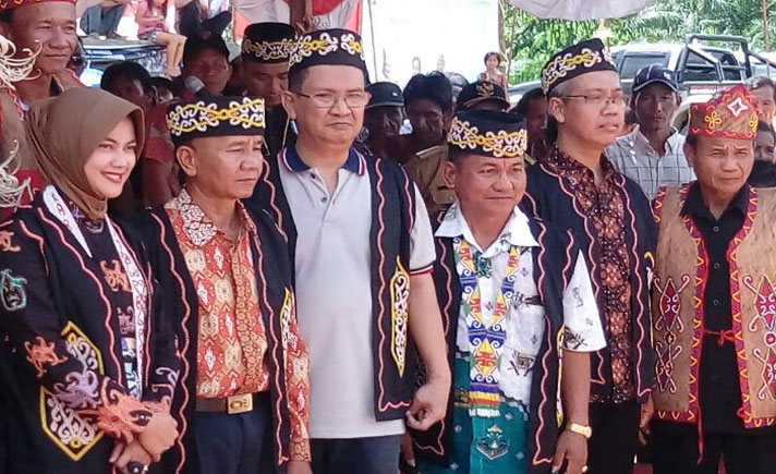 Penerima penghargaan Dewan Adat Dayak Agabag