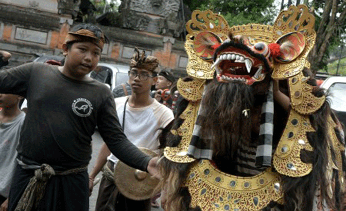 Pengelola Hadirkan Tradisi Ngelawang Sedot Perhatian Calon Pengelola Hadirkan Tradisi Ngelawang Sedot Perhatian Calon