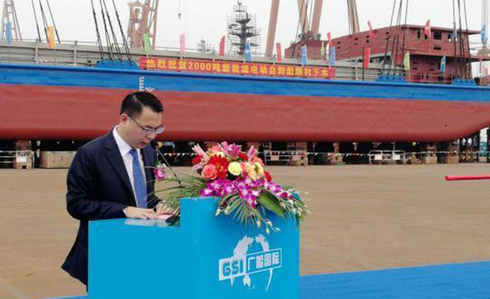 Seorang pejabat Guangzhou  memberikan pidato saat peluncuran kapal itu.