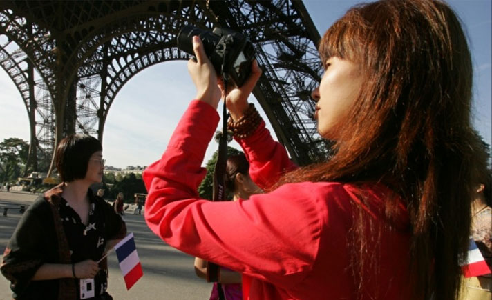 Beijing mendesak Prancis memberlakukan kebijakan perlindungan warga negara asing, yang lebih efektif, sesudah 40 pelancong asal China dirampok di Paris dengan menggunakan gas air mata.