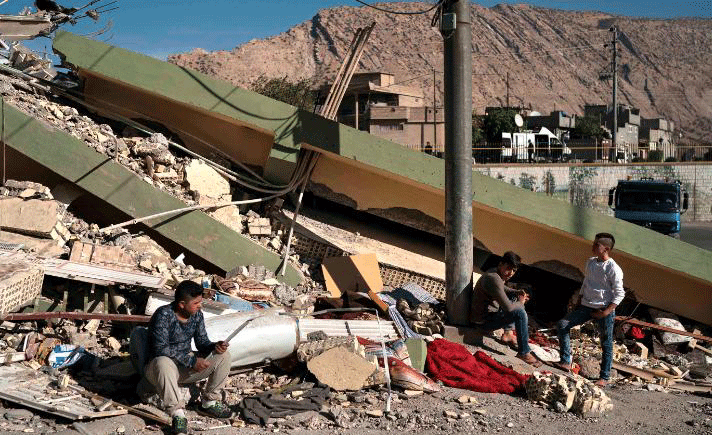 Sedikitnya 445 orang telah kehilangan nyawa dan 7.156 orang lagi cedera akibat gempa dengan kekuatan 7,3 pada Skala Richter, kata beberapa laporan