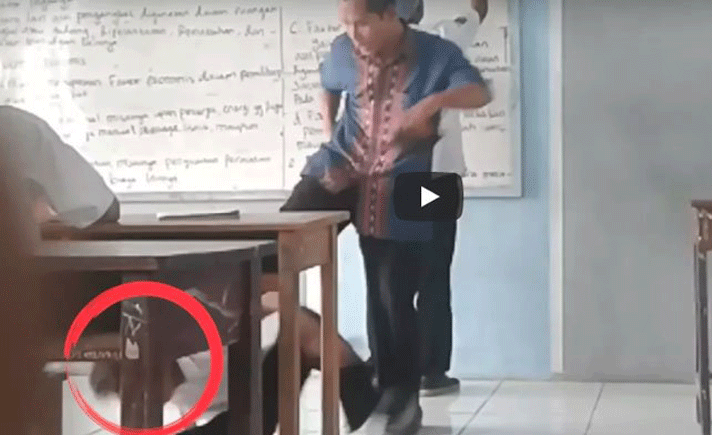 Guru yang marah menendang siswanya