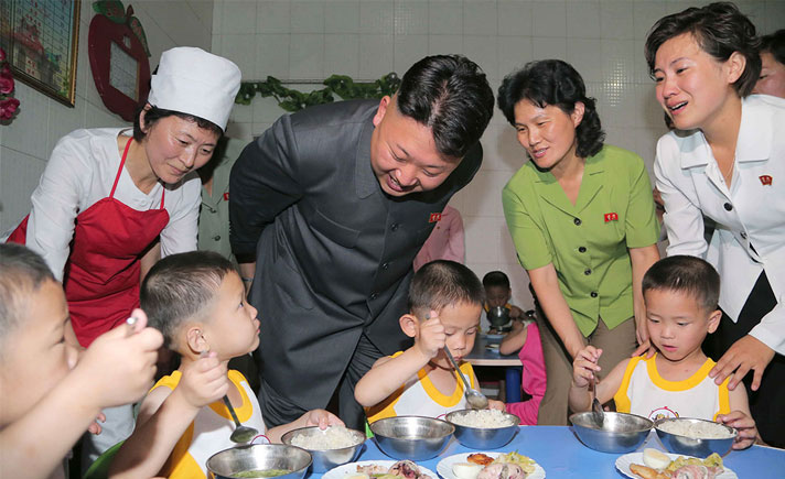 Penguasa Korut Kim Jong Un sedang berbicara dengan anak-anak Korut yang asyik makan injogogi