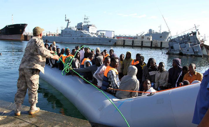 Pengungsi yang selamat dibawa ke pangkalan sebuah angkatan laut di Tripoli, tempat pihak berwenang memberi mereka air, makanan dan perawatan medis.