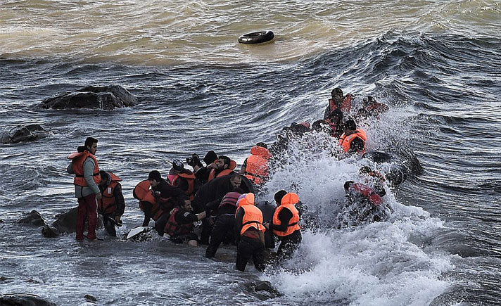 Regu penyelamat mengamankan 700 pengungsi di Laut Tengah dan menemukan 23 jasad dalam gerakan pada Jumat, kata juru bicara penjaga pantai Italia.