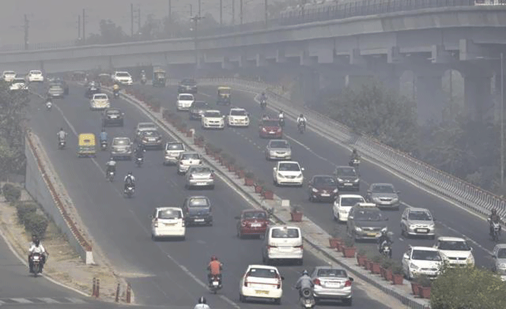 Ibu kota India mengumumkan keadaan darurat polusi udara dan melarang truk masuk dan kegiatan pembanguan, sementara kabut beracun di kota tersebut memasuki hari ketiga pada Kamis dan mutu udara memburuk tiap jam.