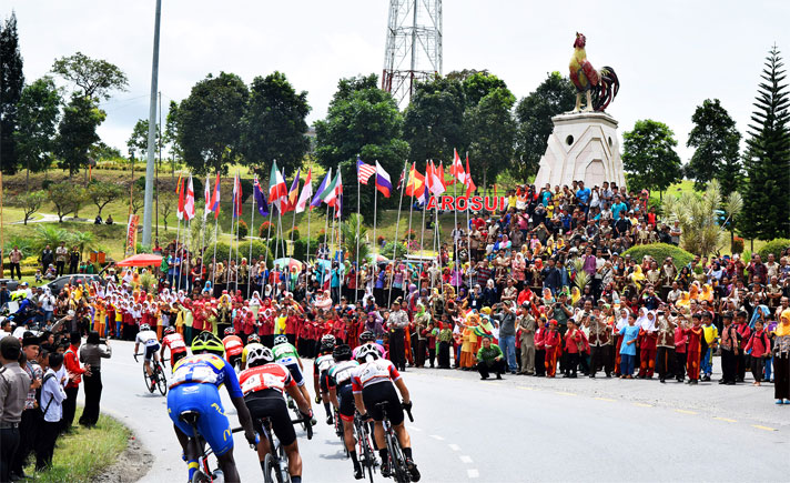 Pembalap peserta kejuaraan balap sepeda Tour de Singkarak (TdS) 2017 di etape ketiga menghadapi rute terpanjang dari Muaro Sijunjung menuju Dharmasraya, Senin dengan jarak tempuh 161,3 km dan diperkirakan persaingan bakal lebih ketat.