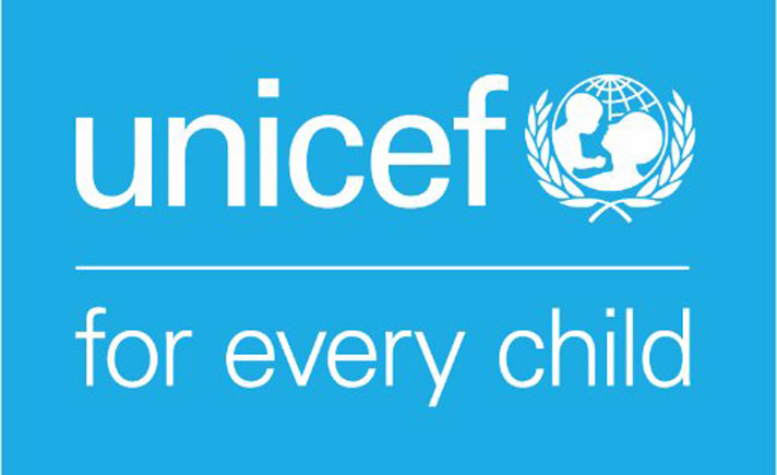Negara Yunani, yang menghadapi dua krisis selama beberapa tahun belakangan, arus besar pengungsi dan utang yang membebani, telah mendapat bantuan penting di UNICEF dan organisasi lain non-pemerintah (NGO) dalam melindungi hak anak-anak.