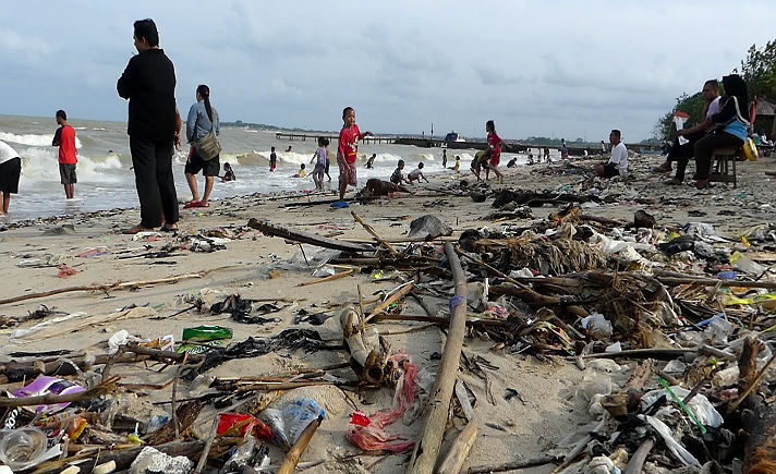 Sampah Menumpuk Di Pantai Telukawur Jepara