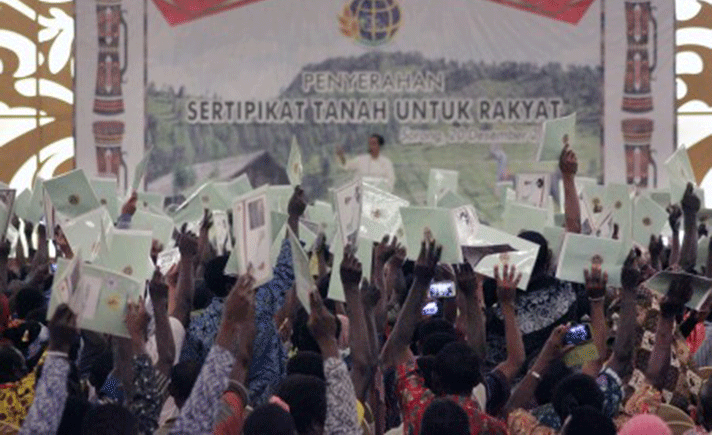 'Teleconference' dari Semarang, Jokowi Bagikan Sertifikat 