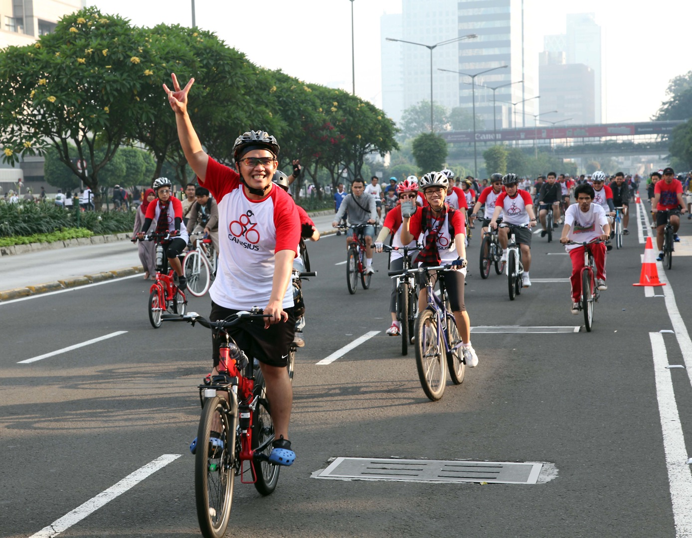 Sekitar 500 peserta dari berbagai kalangan dan komunitas ikut meramaikan kegiatan sepeda santai (fun bike) yang diadakan Lembaga Kantor Berita Nasional (LKBN) Antara di Jakarta, Minggu pagi.