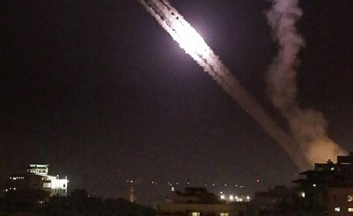 Militer Israel mengatakan pada Kamis bahwa dua roket diluncurkan ke Israel dari Jalur Gaza, jatuh di daerah kantong Palestina.