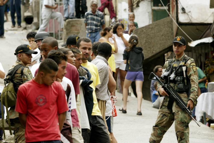 Tiga belas orang, termasuk warga, tewas dalam bentrokan antara pemberontak ELN Kolombia dan kelompok gerilyawan bekas anggota FARC di daerah yang terkenal menjadi pusat perdagangan narkotika.