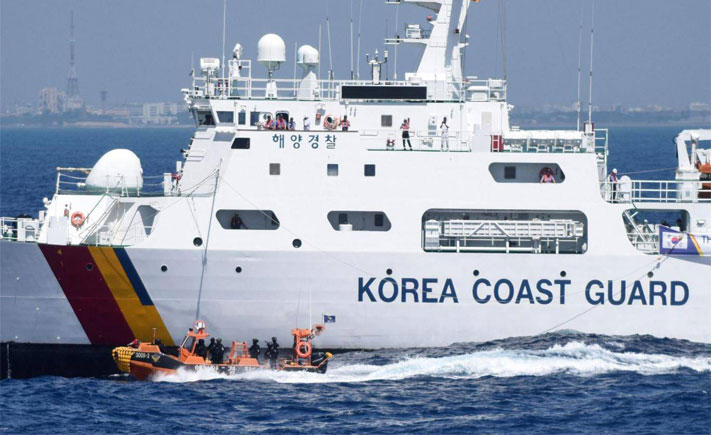 Satuan penjaga pantai Korea Selatan mengaku melepaskan 249 tembakan peringatan untuk mengusir sekumpulan kapal pencari ikan dari China, yang 